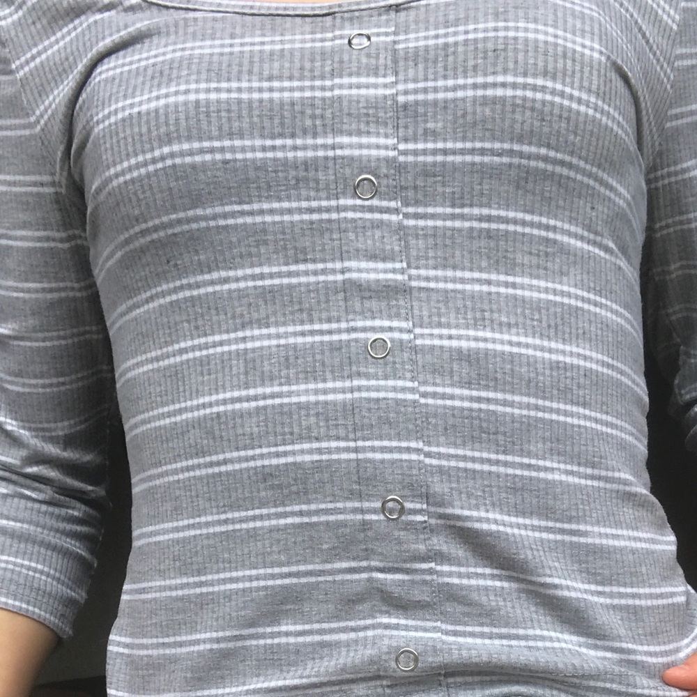 Cropped striped gray t-shirt